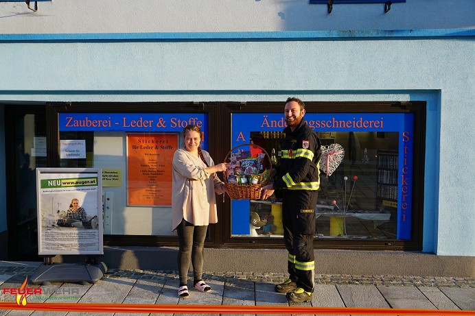 Übergabe Geschenkskorb Schneiderei Auger_Feuerwehr St.Marein Mzt_19102020